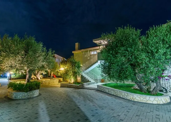 In Okrug Gornji With Pool, Terrace, Ac, Wifi, Washing Machine 3436-5 * Τρογκίρ