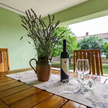 In Okrug Gornji With Pool, Terrace, Ac, Wifi, Washing Machine 3436-5 شقة