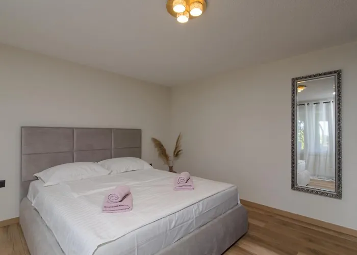 In Okrug Gornji With Pool, Terrace, Ac, Wifi, Washing Machine 3436-5 特罗吉尔