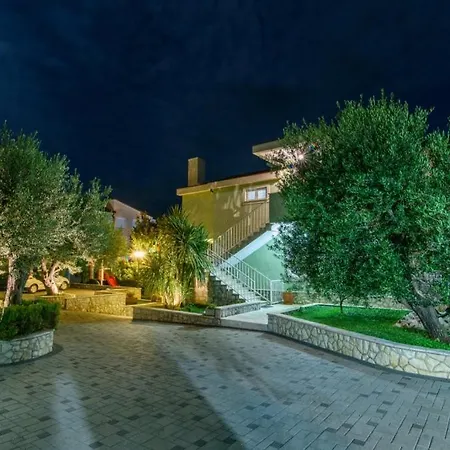 In Okrug Gornji With Pool, Terrace, Ac, Wifi, Washing Machine 3436-5 * تروغير