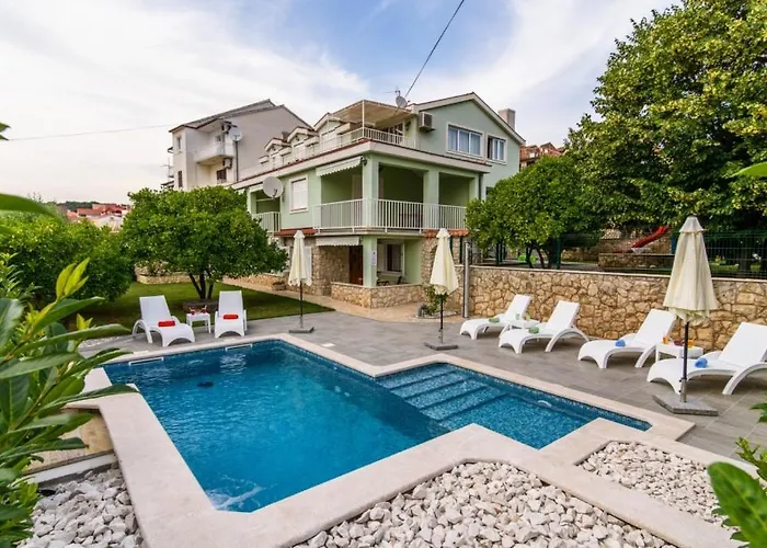 In Okrug Gornji With Pool, Terrace, Ac, Wifi, Washing Machine 3436-5 شقة