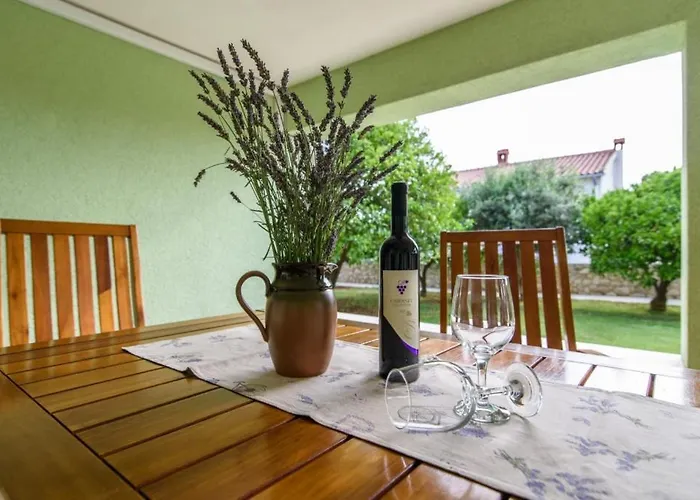 In Okrug Gornji With Pool, Terrace, Ac, Wifi, Washing Machine 3436-5 شقة